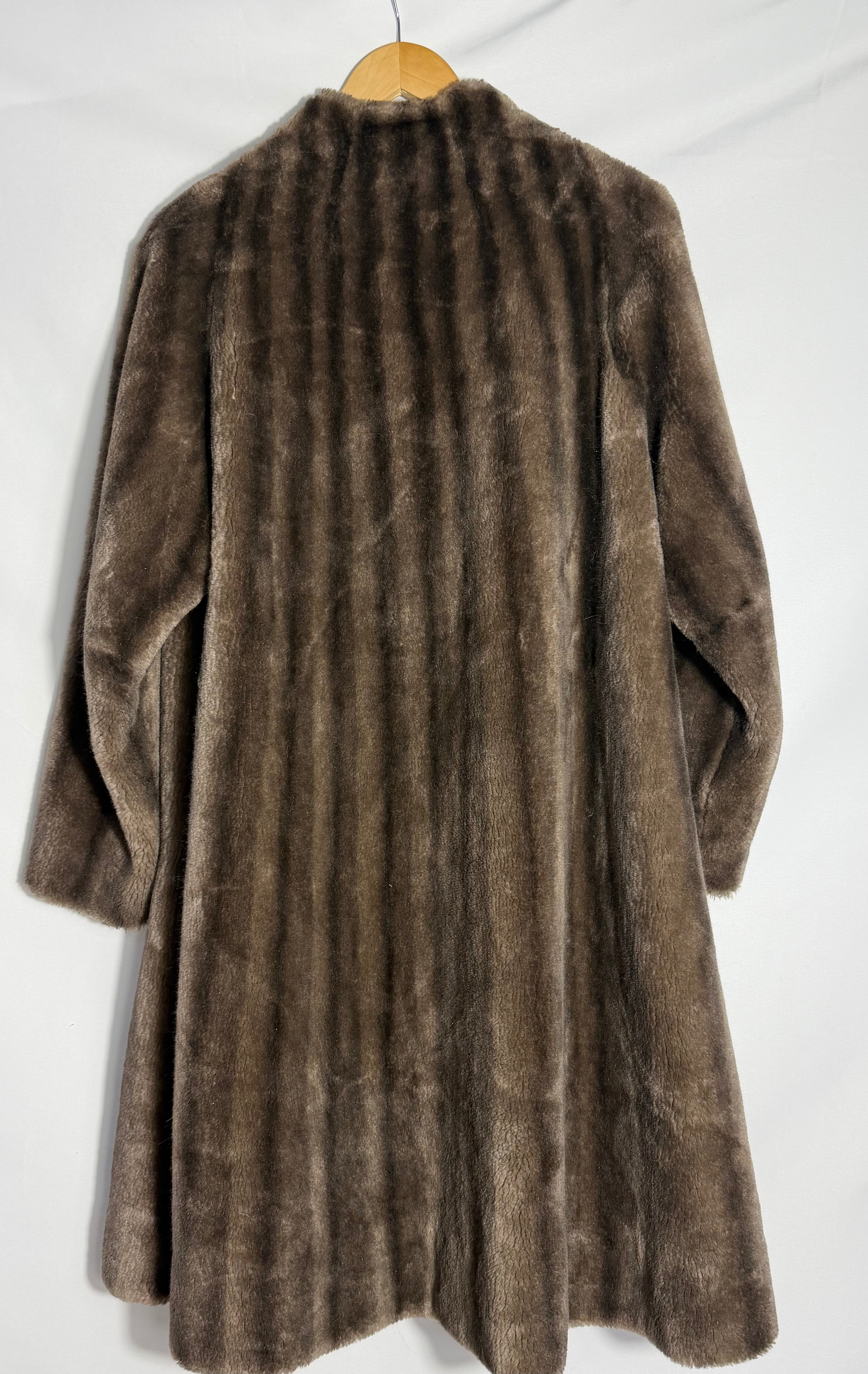 Vintage Plush Faux Fur Coat – Soft Brown, Classic & Cozy